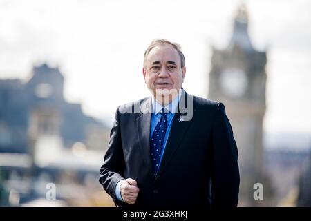 L'ex MSP Alex Salmond inizia la campagna DI ALBA Lothian con i candidati DI ALBA Lothian: Kenny MacAskill, Alex Arthur e Irshad Ahmed sulla collina di Calton a Edimburgo. Credito: Euan Cherry Foto Stock