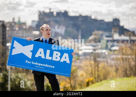 L'ex MSP Alex Salmond inizia la campagna DI ALBA Lothian con i candidati DI ALBA Lothian: Kenny MacAskill, Alex Arthur e Irshad Ahmed sulla collina di Calton a Edimburgo. Credito: Euan Cherry Foto Stock