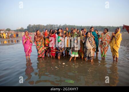 La gente di Odisha, India, celebra un rituale chiamato Boitha Bandhana , che cita il glorioso passato marittimo della regione. Foto Stock