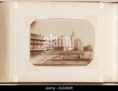 Lord Roberts legge l'annuncio a Pretoria; Lord Roberts legge l'annuncio. 5 Giugno 1900 .. Parte dell'album con 191 foto di un viaggio in Sud Africa. Foto Stock