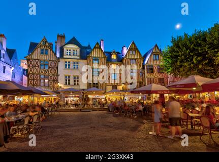 Tours (Francia centro-occidentale): Piazza Plumereau nel centro storico di Tours, nel cuore del centro storico. Ci sono diverse metà timbere Foto Stock