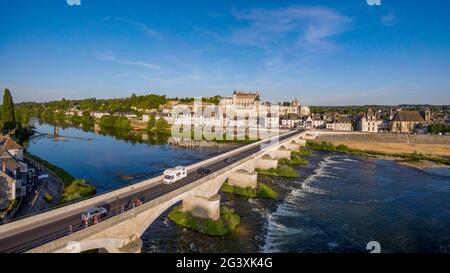 Amboise (Francia centrale): Veduta aerea del castello di "Chateau d'Amboise" e della città sulle rive del fiume Loira. Panoramica del ponte attraverso il ponte Foto Stock