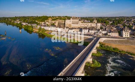 Amboise (Francia centrale): Veduta aerea del castello di "Chateau d'Amboise" e della città sulle rive del fiume Loira. Panoramica del ponte attraverso il ponte Foto Stock