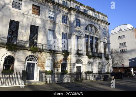 Fitzroy Square è una piazza georgiana di Londra. La piazza, nelle vicinanze di Fitzroy Street, e la Fitzroy Tavern in Charlotte Street hanno il nome di famiglia C Foto Stock