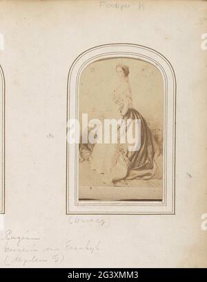 Produzione fotografica di un ritratto dipinto dell'imperatrice Eugénie dalla Francia, moglie di Napoleone III Parte dell'album fotografico con 123 Cartes-de-Visite di membri di case reali europee, politici e personaggi famosi. Foto Stock