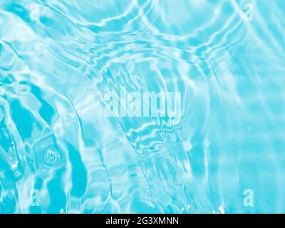 Ondola la texture dell'acqua con le ombre sul blu Foto Stock