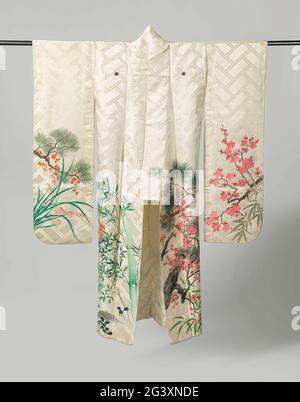 Furisode con piante di Capodanno. Kimono formale a maniche lunghe per una giovane donna non sposata (furisodo), sul fondo delle maniche, davanti e dietro decorate con i 'tre amici dell'inverno': Pino, (due tipi) bambù e (rosso) fiore di prugna. Inoltre, Red Asters, Nandina Domestics (bambù celeste) e Ardisia japonica, entrambi con bacche rosse. L'insieme si riferisce al nuovo anno. Seta tessuta damascata bianca con rifiniture yuzen dipinte in diverse tonalità di rosso, verde e marrone. Rivestimento in seta bianca. Cinque armi di famiglia (mon) di quattro piazze in un cerchio (Meyui). Foto Stock