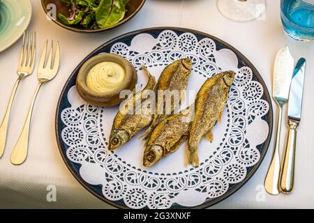 Piatto con pesce fritto della Mosella Foto Stock