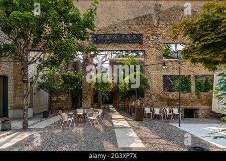 Hotel Graace a Lussemburgo. Nuovo concetto di hotel nella vecchia sala industriale. Dove un tempo l'acciaio veniva lavorato, ci sono ora camere d'albergo su due piani e quattro terrazze sul tetto con giardinaggio urbano, un negozio di tè e un camion alimentare nel cortile. Foto Stock