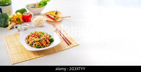Pollo dolce e salato con riso e verdure Foto Stock