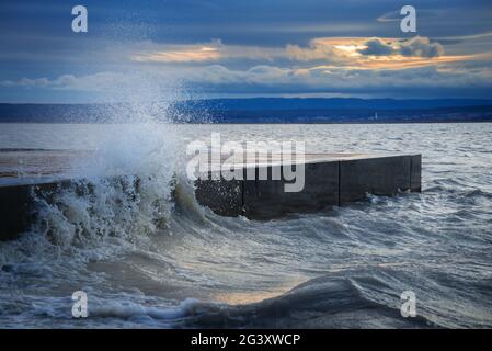 Onde d'arresto sul molo di Illmitz sul lago Neusiedlersee a Burgenland Austria Foto Stock