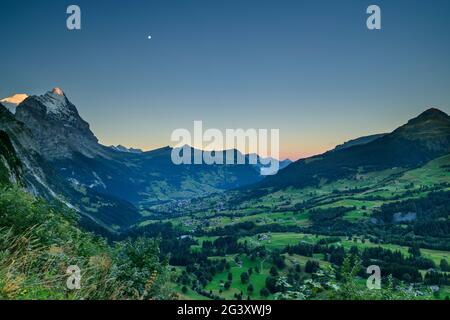 Vista di Eiger, Kleine Scheidegg e Grindelwald all'alba, Grosse Scheidegg, Oberland Bernese, patrimonio naturale dell'UNESCO Alpi svizzere Jungfrau-Alet Foto Stock