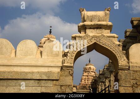 Torre del Tempio e Arco, Lepakshi Foto Stock