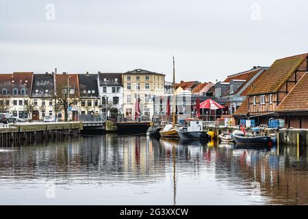 Vista del vecchio porto di Wismar, Germania Foto Stock