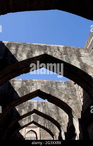 Archi di Hindola Mahal, Mandu Foto Stock