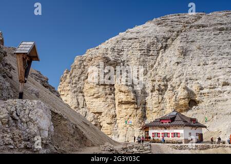 Rifugio Rifugio forcella Pordoi di fronte a Sass Pordoi, Gruppo Sella, Dolomiti, Patrimonio Naturale dell'Umanità dell'UNESCO, Veneto, Italia Foto Stock