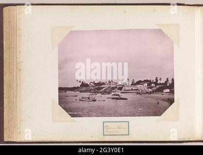 Vista delle navi al largo della costa di Dar es Salaam; DAR-ES SALAAM. Parte dell'album con 191 foto di un viaggio in Sud Africa. Foto Stock