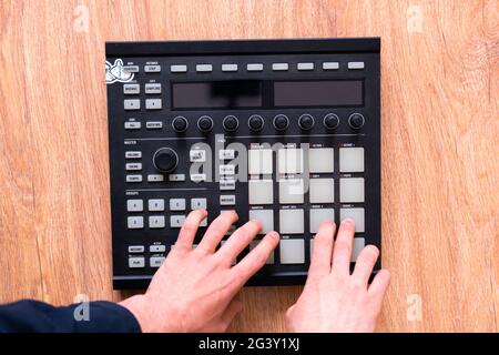 le dita del produttore audio dj riproducono la musica drum sui pad della macchina a tamburo Foto Stock