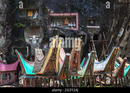 Case dei morti di fronte alla roccia Loâ€™ko Mata a Tana Toraja Foto Stock