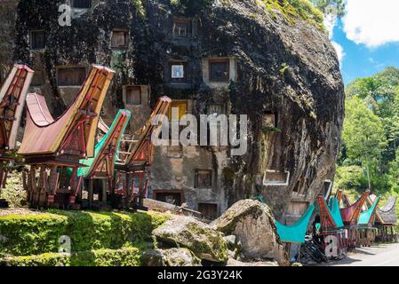 Case dei morti di fronte alla roccia Loâ€™ko Mata a Tana Toraja Foto Stock