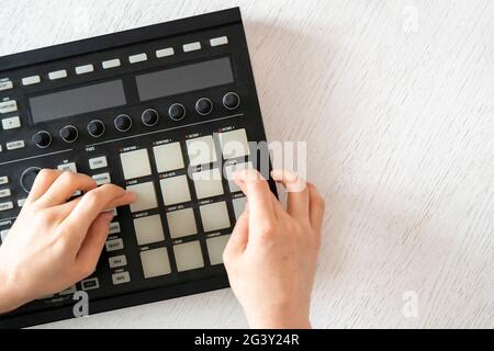 le dita del produttore audio dj riproducono la musica drum sui pad della macchina a tamburo Foto Stock