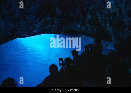 Escursione in barca all'interno della Grotta Azzurra sull'isola di Bisevo, vicino a Vis, Vis, Spalato-Dalmazia, Croazia, Europa Foto Stock