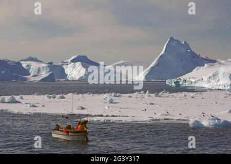 Pescatore uomini di fronte a iceberg Foto Stock