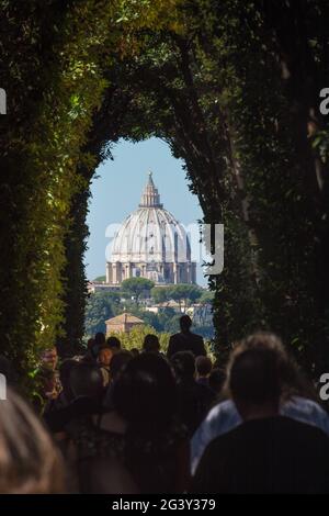 Una vista particolare della cupola di San Pietro. A Piazza Cavalieri di Malta si trova la Villa del Priorato di Malta Foto Stock