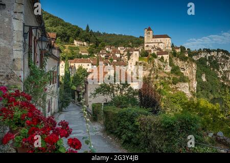 Saint-Cirq-Lapopie, Les Plus Beaux Villages de France, sul Lot, dipartimento del Lot, Midi-Pyrénées, Francia Foto Stock