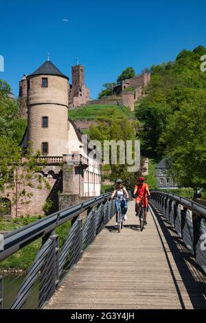 Ciclisti sul ponte sopra il Tauber con l'ex Corte principesca e la Torre Bianca delle mura della città alle sue spalle, Wertheim, Spessart-Mainland, Franconia, Foto Stock