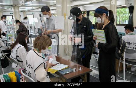 Tokyo, Giappone. 18 Giugno 2021. Il personale controlla i vaccinatori nei grandi centri di vaccinazione di Tokyo, Giappone, il 18 giugno 2021. Foto di Keizo Mori/UPI Credit: UPI/Alamy Live News Foto Stock