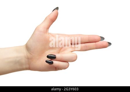 Mano femminile con unghie nere manicure isolato su sfondo bianco. Mani a forma di pistola Foto Stock