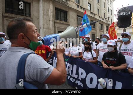 Roma, manifestazione dei lavoratori della Whirlpool, al Ministero dello sviluppo economico, a sostegno del suo futuro reso incerto dal mancato rispetto del piano industriale firmato nel 2018 nella foto: Foto Stock