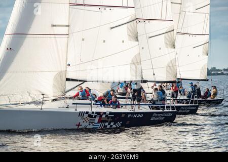 Russia, San Pietroburgo, 06 luglio 2020: Le barche a vela regata al fiume Neva in giornata di sole, inizio di gara, divertimento, passione, Sun Patches Foto Stock