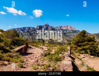 Vista verso il Montserrat, una catena montuosa a più vette vicino a Barcellona, Catalogna, Spagna Foto Stock