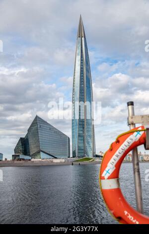 Russia, San Pietroburgo, 06 luglio 2020: Il grattacielo Lakhta centro attraverso una vita al giorno, è il grattacielo più alto i Foto Stock