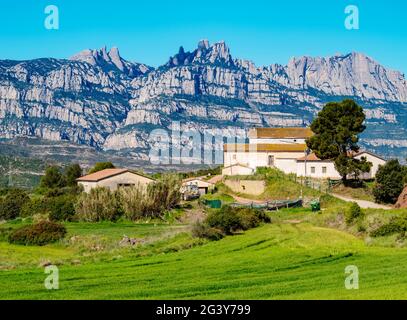 Vista verso il Montserrat, una catena montuosa a più vette vicino a Barcellona, Catalogna, Spagna Foto Stock