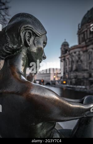 Vista della Cattedrale di Berlino dalle rive dello Sprea con le figure di bronzo, Berlino, Germania Foto Stock