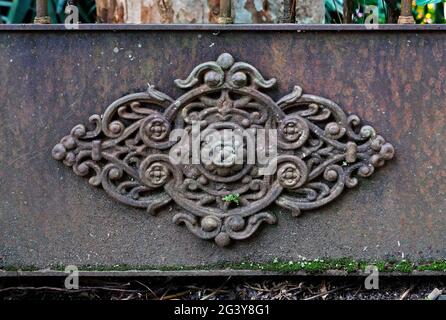 Medaglione metallico sull'antica porta Foto Stock