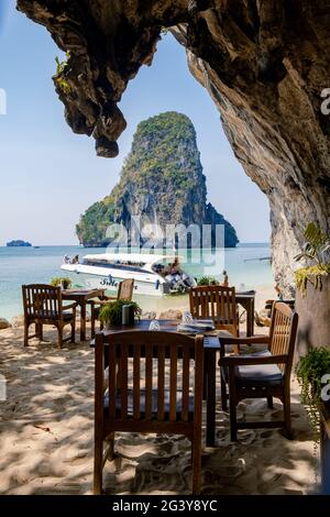 Tavoli da pranzo o luch sulla spiaggia Railay con uno splendido sfondo di Ko Rang NOK Island in Thailandia Krabi Foto Stock