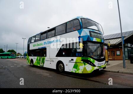 Autobus a due piani All Electric a Trumpington Park e Ride Cambridge UK. Giugno 2021 Foto Stock
