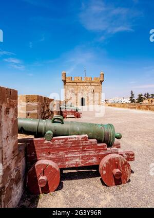Cannoni alle mura della città e Cittadella presso il porto della Scala, Essaouira, Marrakech-Safi Regione, Marocco Foto Stock