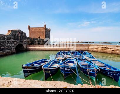 Blue Boats nel Porto della Scala e la Cittadella, Essaouira, Marrakech-Safi Regione, Marocco Foto Stock