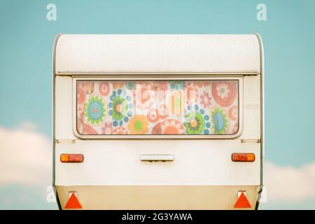 Retro vintage di una carovana con colorate tende floreali degli anni Settanta Foto Stock