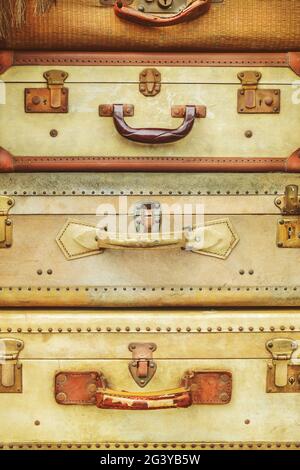 Pila di quattro valigie in pelle con intemperie antiche Foto Stock