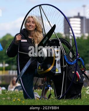 Paramotorista Sacha Dench con il suo paramotore elettrico adattato al Glasgow Science Center. Sacha, conosciuta come "Human Swan", circumnavigerà la Gran Bretagna nel paramotore elettrico adattato, volando in senso antiorario intorno alla costa e tornando a terra a Glasgow circa sei settimane dopo, per celebrare la conferenza sul clima del Cop26 che si terrà a Glasgow. Data immagine: Venerdì 18 giugno 2021. Foto Stock