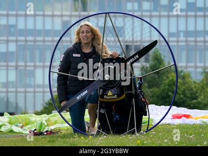 Paramotorista Sacha Dench con il suo paramotore elettrico adattato al Glasgow Science Center. Sacha, conosciuta come "Human Swan", circumnavigerà la Gran Bretagna nel paramotore elettrico adattato, volando in senso antiorario intorno alla costa e tornando a terra a Glasgow circa sei settimane dopo, per celebrare la conferenza sul clima del Cop26 che si terrà a Glasgow. Data immagine: Venerdì 18 giugno 2021. Foto Stock