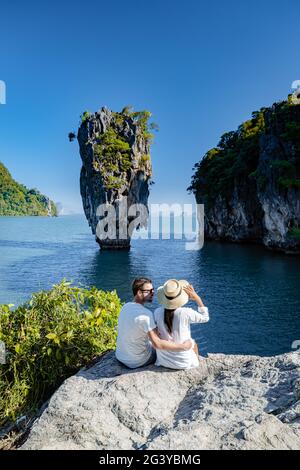 Isola di James Bond vicino a Phuket in Thailandia. Famoso punto di riferimento e famosa destinazione di viaggio, coppia uomini e donna visititng di mezza età Foto Stock