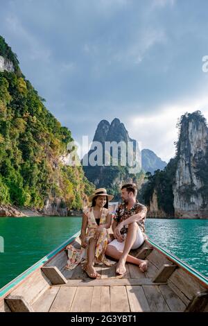 Coppia su una barca a coda lunga che visita il parco nazionale Khao Sok a Phangnga Thailandia, Khao Sok National Park con barca a coda lunga per la strada Foto Stock