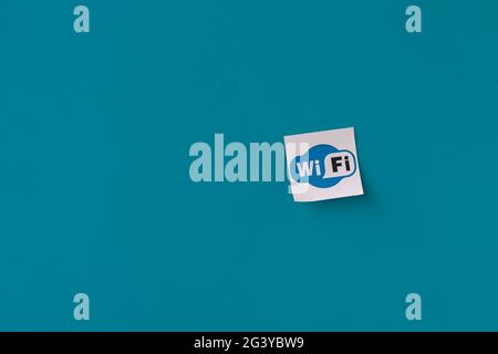 simbolo di wi-fi sulla parete, adesivo astratto applicato in luogo pubblico Foto Stock